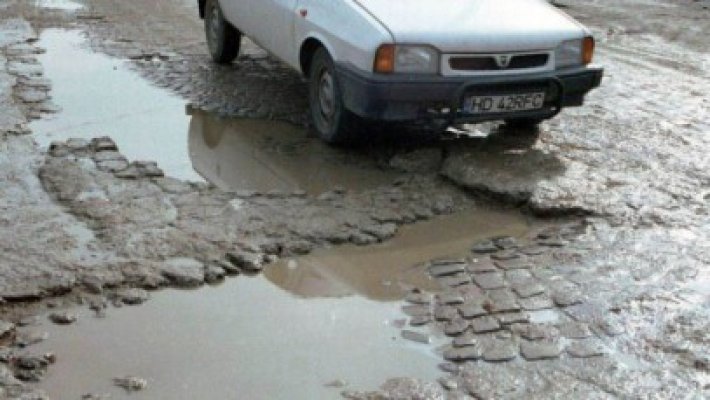 Rovinieta ar putea fi eliminată pentru drumurile cu gropi. Ce propune un senator PDL